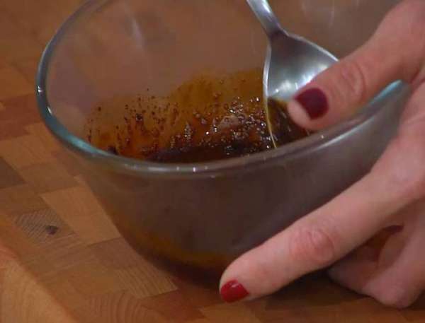 В растворимый кофе влить 2 ст. ложки горячей воды и все перемешать.