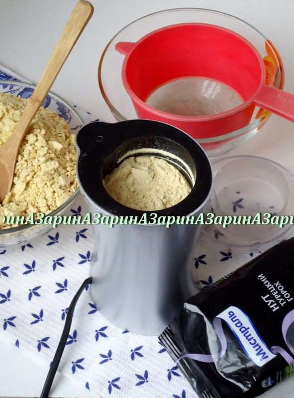 Теперь сухую нутовую крошку смолоть в кофемолке в муку.
