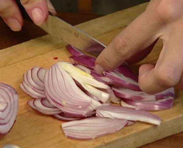 Лук почистить и нарезать полукольцами 
