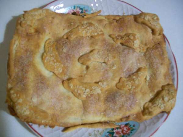Очень нежный на вкус, как печеное яблочко с нежной хрустящей слоечкой. И необыкновенным яблочным духом заполнена кухня.  