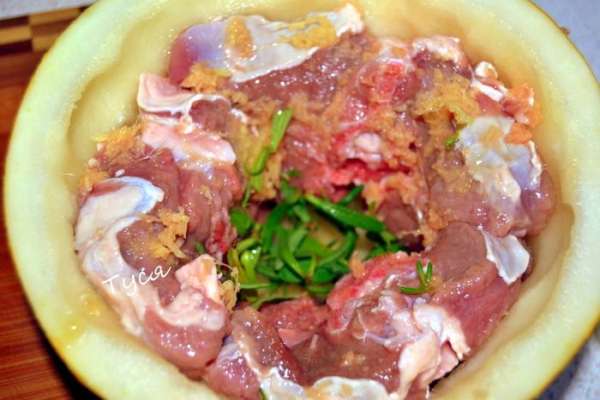 На дно дыни выкладываем немного розмарина,затем утрамбовываем мясо.