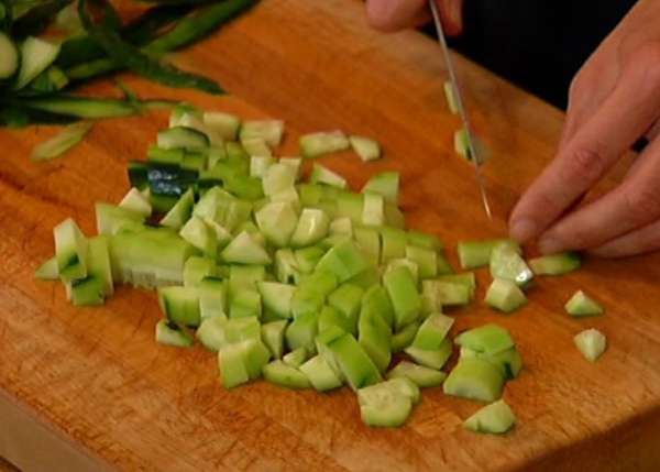 Помидор нарезать небольшими кусочками.