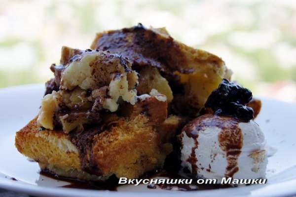 Смазываем форму сливочным маслом, нарезаем батон на небольшие кусочки ( корочку можно не срезать) и выкладываем плотно на дно формы. Ананасы режем полукольцами, выкладываем сверху хлеба. Можно полить сверху соком из банки. Затем оставшийся батон выкладываем сверху ананасов и немножко приминаем, для того чтоб не было много пустот.
Яйца взбиваем с молоком, добавляем ванилин, заливаем полученной смесью наш пудинг и оставляем минут на 20-30 пропитаться.
Запекаем в хорошо разогретой духовке минут 40. Сверху должна появиться аппетитная хрустящая корочка, а внутри должен быть сочный и немного влажный десерт. Начинка может быть любой!
Я подавала с шариком мороженого и политым шоколадом.
Приятного аппетита! 