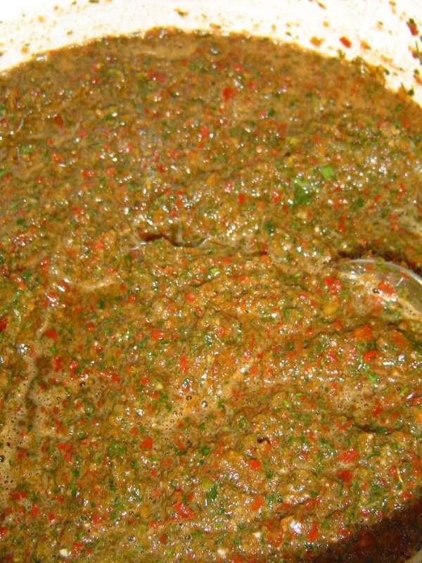 С помощью кухонного процессора (или с помощью мясорубки) перец, нарезанную мелко зелень, чеснок измельчаем. С помощью кухонного процессора (или с помощью мясорубки) перец, нарезанную мелко зелень, чеснок измельчаем.