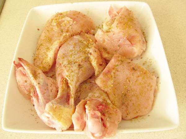 Кусочки курицы вымыть, обсушить, посолить, посыпать специями для курицы и дать промариноваться 15 минут.