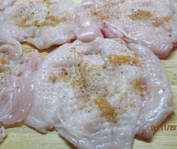 Посыпать солью, перцем и специями.