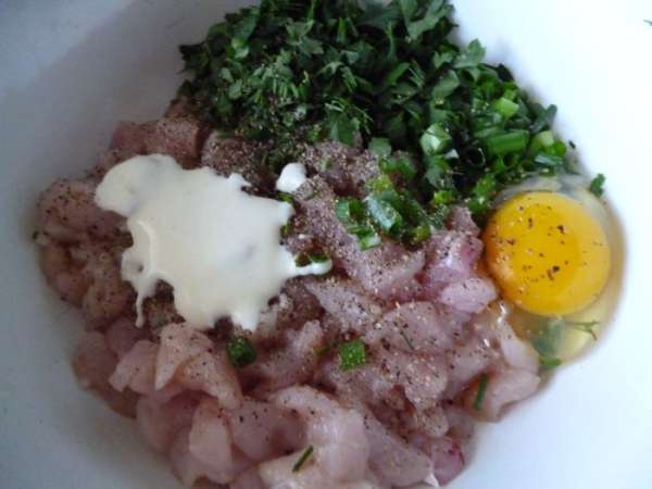 Приготовим фарш:мясо нарезать мелкими кубиками.Добавить яйцо,сметану,зелень,измельченный чеснок,посолить и поперчить.