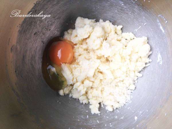 Миксером взбить сливочное масло с сахаром до бела. По одному добавить яйца. Миксером взбить сливочное масло с сахаром до бела. По одному добавить яйца.