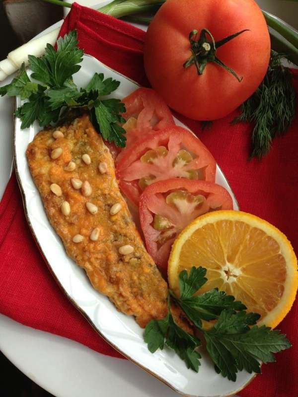 Все готово!!!
При подаче посыпаем скумбрию кедровыми орешками, украшаем зеленью и ломтиками помидоров.
Подаем с вашим любимым гарниром. Отлично подойдет овощной салат, рис или картофель.