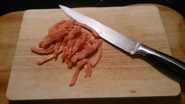 Тем временем нарезаем соломкой слабо соленый лосось (очень вкусно выложить на пасту сверху). Тем временем нарезаем соломкой слабо соленый лосось (очень вкусно выложить на пасту сверху).