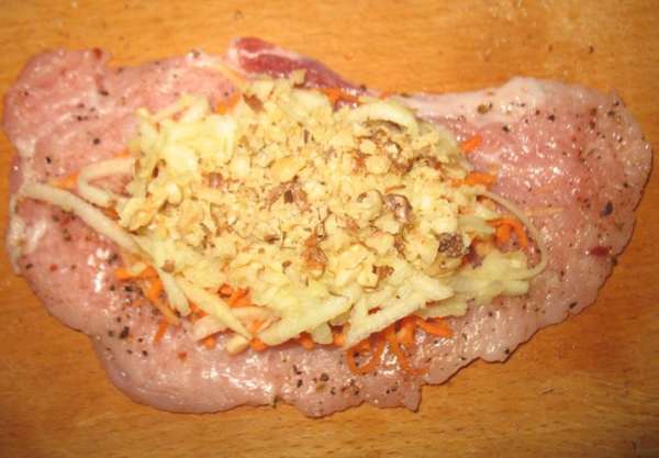 Начинаем собирать начинку. На центр кусочка мяса выкладываем морковь с сельдереем, сверху яблоки и присыпаем орехами. Начинаем собирать начинку. На центр кусочка мяса выкладываем морковь с сельдереем, сверху яблоки и присыпаем орехами.