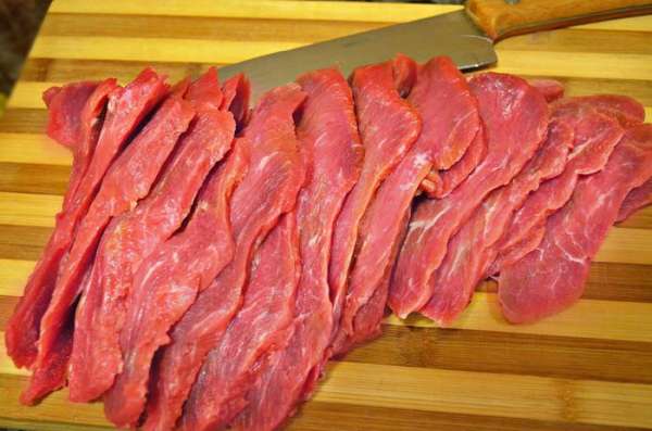 Мясо промыть нарезать на тонкие куски, как для лангета (50 - 70г). 