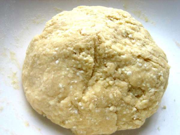 Мнём рукой колобок,собирая остатки муки по блюду. 