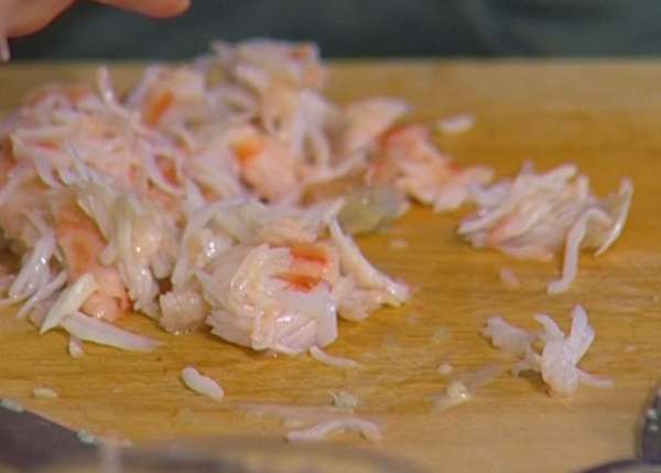 Крабовое мясо разобрать на небольшие кусочки и удалить косточки, если они есть. 