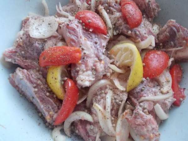 Отправить овощи к мясу и хорошо перемешать,прямо выжимая соки с помидоров и лимона.Посолить,поперчить и добавить специи любимые,я добавила смесь специй кавказских.Оправить на ночь в холодильник. Кстати такой маринад,очень хорош для шашлыка.