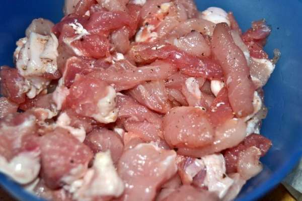 Мясо нарезать небольшими кубиками. Посолить, поперчить, посыпать мускатным орехом. Добавить вино, перемешать и оставить мариноваться на 10 минут. Мясо нарезать небольшими кубиками. Посолить, поперчить, посыпать мускатным орехом. Добавить вино, перемешать и оставить мариноваться на 10 минут.