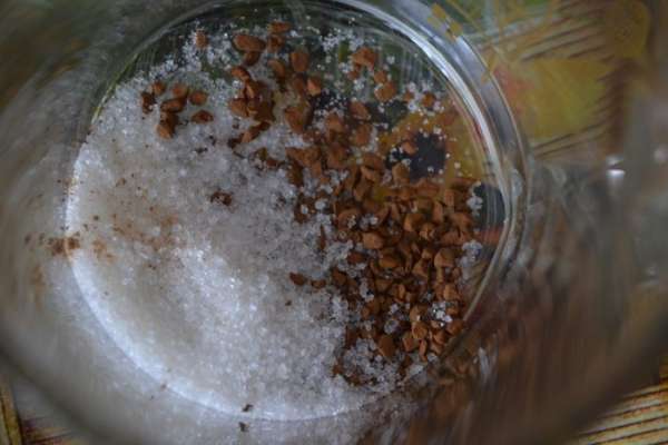 Кофе с сахаром смешать в глубоком стакане, в котором будет подаваться напиток.