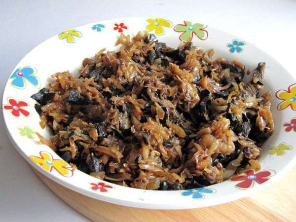 Подготовленную капусту  смешайте с грибами, посолите, поперчите по вкусу. Остудите начинку. 