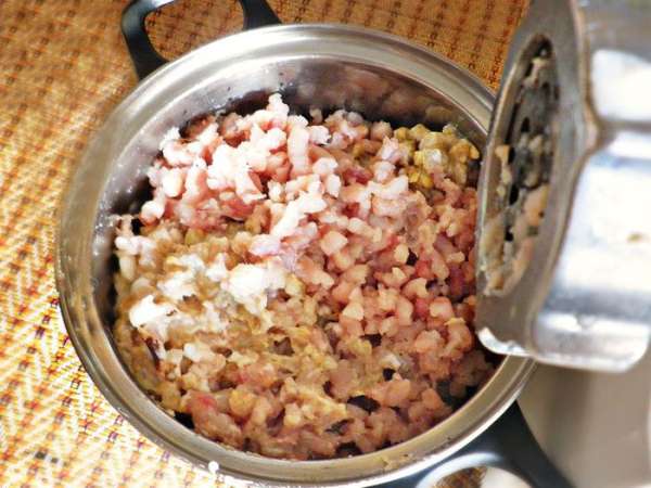 Затем пропустите через мясорубку филе рыбы, хлеб, обжаренные с луком грибы, сало. Затем пропустите через мясорубку филе рыбы, хлеб, обжаренные с луком грибы, сало.