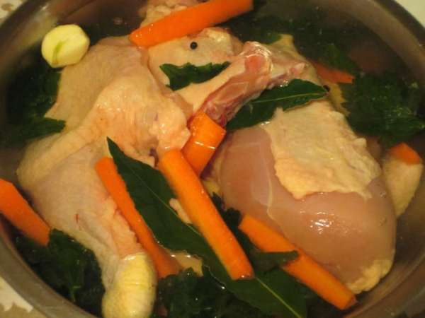 В миску положить морковь,курицу,очищенные
зубчики чеснока,пучок петрушки,веточку тимьяна,лавровый лист,несколько горошин чёрного перца,залить вином и поставить в холодильник на 6-8 часов. В миску положить морковь,курицу,очищенные
зубчики чеснока,пучок петрушки,веточку тимьяна,лавровый лист,несколько горошин чёрного перца,залить вином и поставить в холодильник на 6-8 часов.