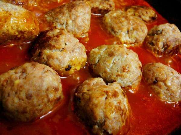 Как только соус слегка загустеет,положить в соус мясные шарики,перемешать их с соусом.Накрыть крышкой,убавить огонь и тушить около 30минут. Как только соус слегка загустеет,положить в соус мясные шарики,перемешать их с соусом.Накрыть крышкой,убавить огонь и тушить около 30минут.