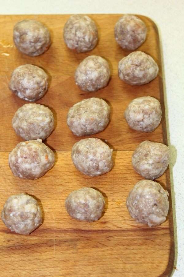 Приготовить мясной бульон, сделать маленькие фрикадельки. Приготовить мясной бульон, сделать маленькие фрикадельки.