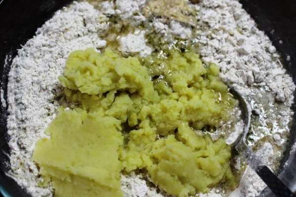 Добавляем дрожжевую смесь и картофельное пюре. 