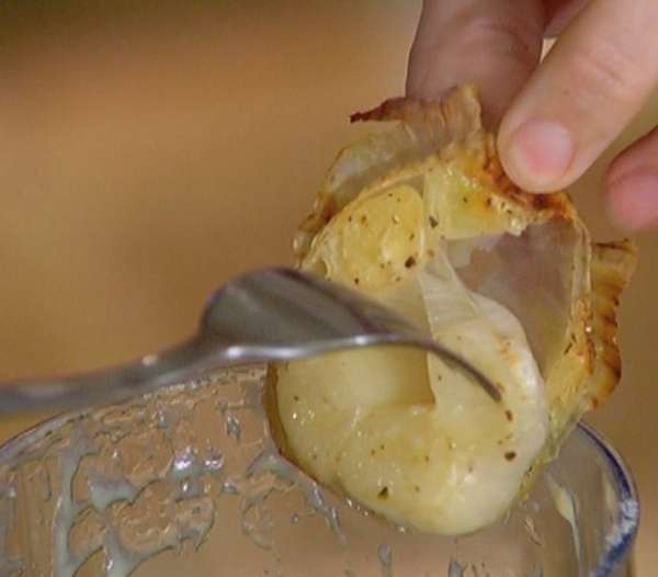 Чеснок остудить и добавлять по вкусу в различные блюда и соусы. Чеснок остудить и добавлять по вкусу в различные блюда и соусы.