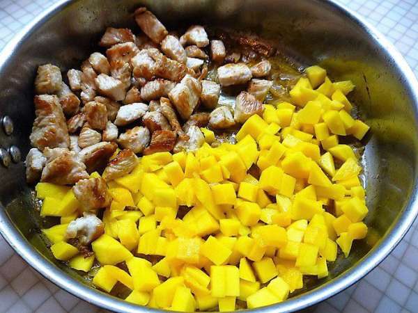 Выкладываем на сковороду мясо индейки и манго, тушим на слабом огне без крышки 3 минуты. Выкладываем на сковороду мясо индейки и манго, тушим на слабом огне без крышки 3 минуты.