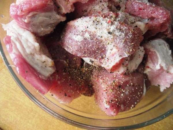 Секрет вкусного кебаба в том, что мясо необходимо замариновать на несколько часов. 
Нарезаем мясо одинаковыми кусками. 
Добавляем соль, перец, паприку, сок лимона, коньяк, оливковое масло и хорошо перемешиваем. 
Оставляем в холодильнике мариноваться несколько часов.