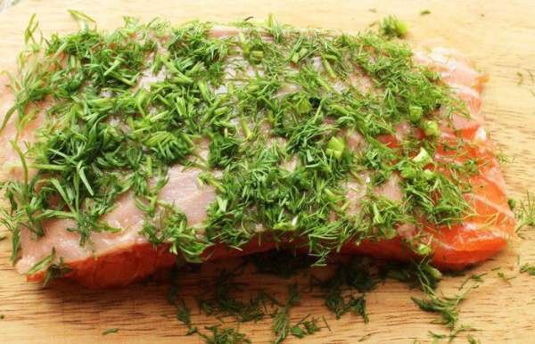 Филе снять с кожи, нарезать порционными кусками (3 шт. по 200 г). Зелень фенхеля и укроп мелко порубить. Обвалять в зелени семгу...