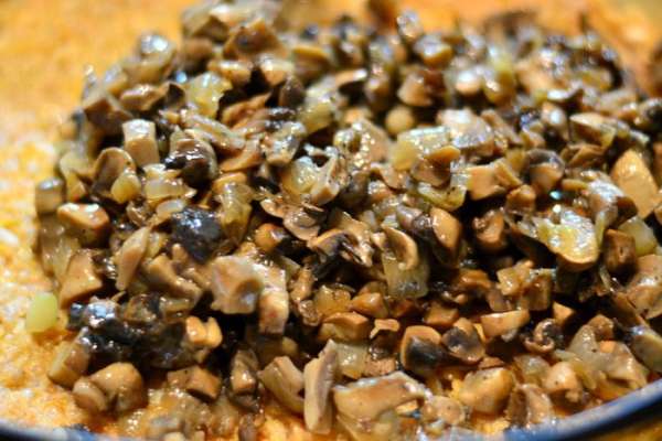 Снова накрыть листиками капусты, затем слой  мясного фарша, на него выложить грибочки, накрыть листиками капусты  и так слои за слоями.