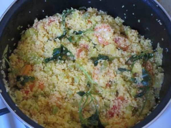 Готовый кускус перемешать, посолить по вкусу. Готовый кускус перемешать, посолить по вкусу.