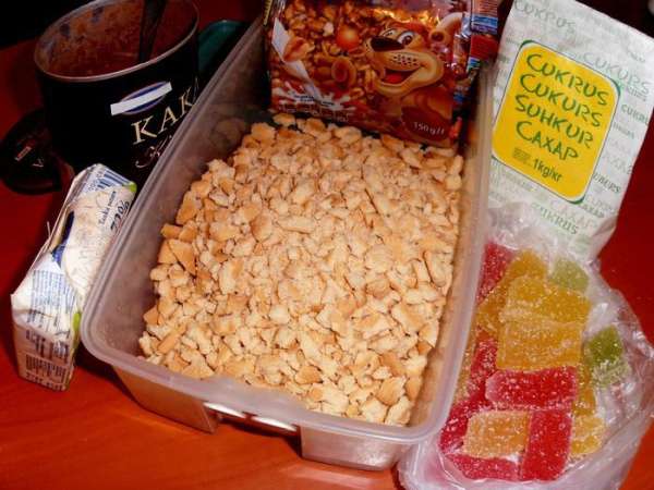 Крошка от печенья и остальные продукты...