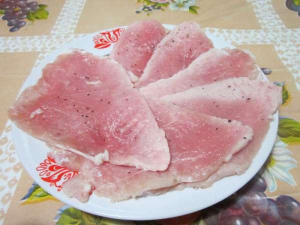 Мясо режем тонкими пластинами, отбиваем, натираем солью, перцем. Мясо режем тонкими пластинами, отбиваем, натираем солью, перцем.