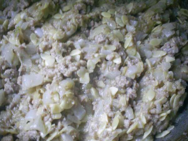 Солим и перчим по вкусу. Жарим на сковороде с открытой крышкой до испарения жидкости.
