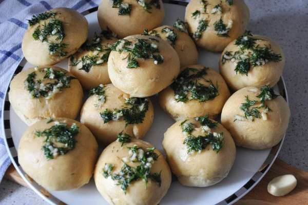  Горячие булочки смазывать кисточкой или выкладывать заливку ложкой аккуратненько.