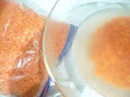 Куриную грудку залить 1 литром воды. Посолить и отварить до полной готовности курицы. Бульон процедить– его мы используем позже, а курицу нащипать волокнами.
Куриную грудку залить 1 литром воды. Посолить и отварить до полной готовности курицы. Бульон процедить– его мы используем позже, а курицу нащипать волокнами.