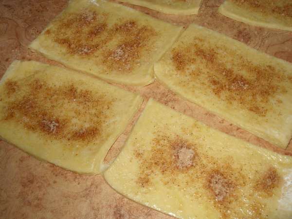 Посыпать коричным сахаром.
