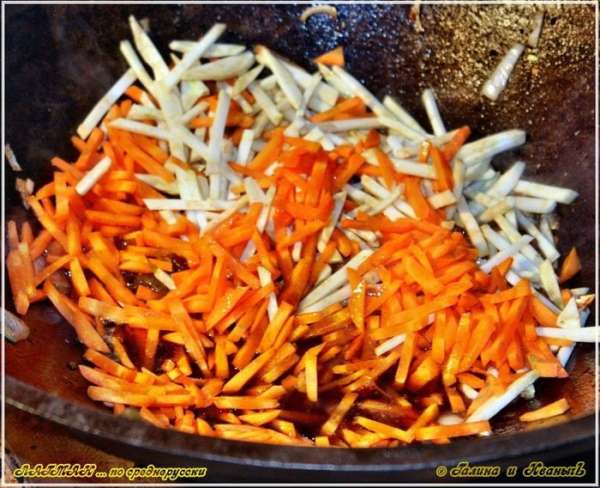 И вынем его из казана … до поры.
И в это самое … масляно-мясное начинаем закладывать овощи.
Идём по принципу – от твердого к мягкому.  С небольшими, в пяток минут, паузами.
Начинаем с морковки и сельдерея.
