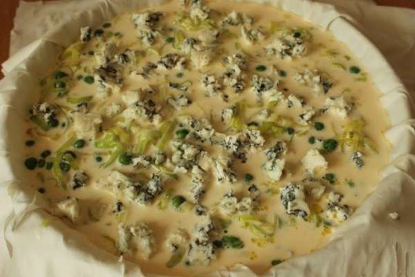 Сверху выложить кусочки сыра. Сверху выложить кусочки сыра.
