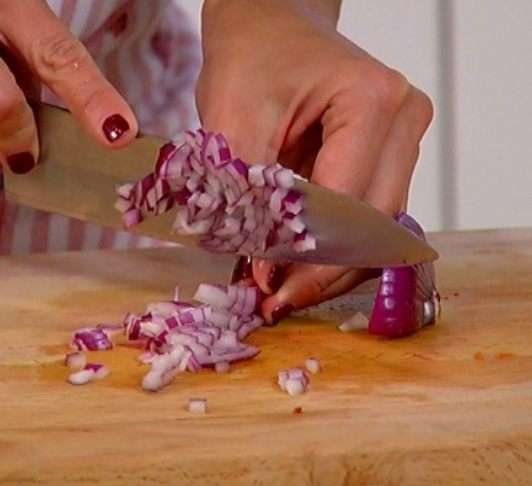 Красный лук почистить и мелко порубить.