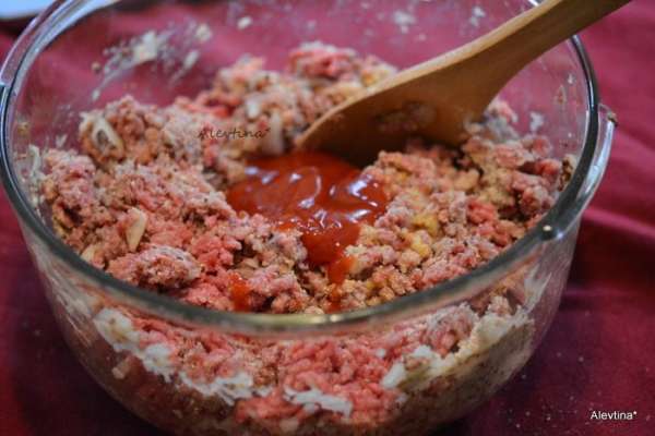 Смешать говяжий фарш нежирный с луковой массой, с хлебной крошкой, яйцо, горчица, кетчуп 4 ст. л., черный перец, соль 2 ч. л.