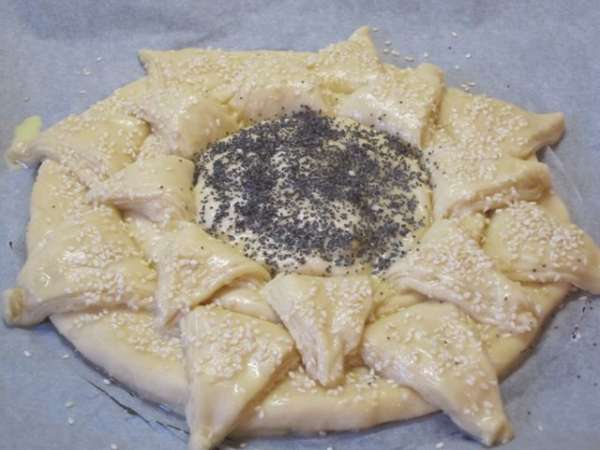Смазать слегка взбитым желтком, посыпать кунжутом и маком. Смазать слегка взбитым желтком, посыпать кунжутом и маком.