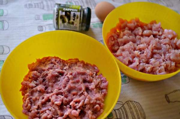 Филе грудки нарежьте небольшими кусочками. Мясо бедра пропустите через мясорубку, используя мелкое отверстие.