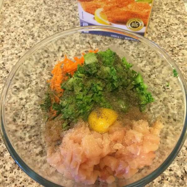 Брокколи слегка отварить (3 — 4 минуты). Брокколи, куриные грудки, лук, чеснок, зелень мелко порезать. Добавить натертую морковь, соль, перец, яйцо и перемешать. Брокколи слегка отварить (3 — 4 минуты). Брокколи, куриные грудки, лук, чеснок, зелень мелко порезать. Добавить натертую морковь, соль, перец, яйцо и перемешать.