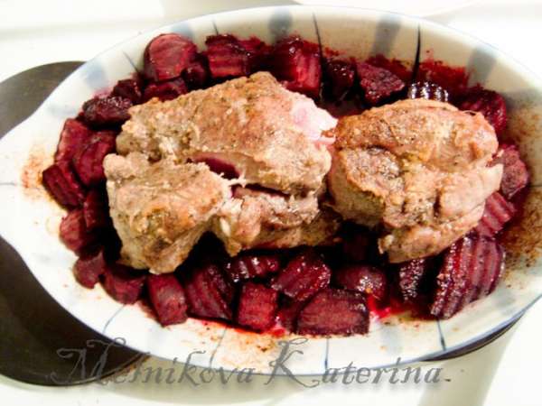 Добавить к свекле мясо и выпекать еще 15-20 минут (я мясо со свеклой выпекала накрытыми фольгой, переворачивая мясо каждые 5-7 минут, чтобы оно было пропечено со всех сторон)
