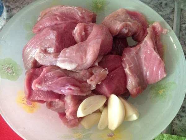 Мясо порезать, чеснок почистить. Мясо порезать, чеснок почистить.