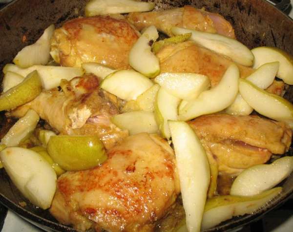 Соединяем соус с грушами с курицей и тушим под крышкой на медленном огне минут 25, периодически помешивая. 