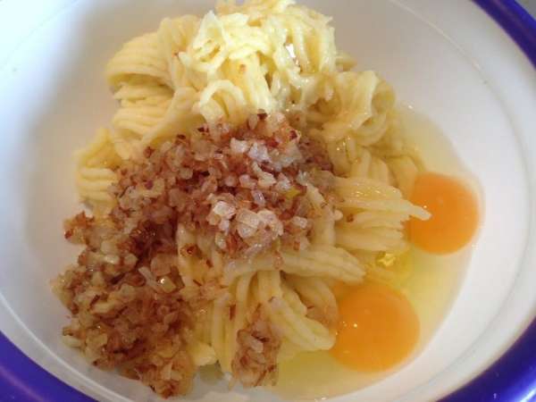 Картофель пропустить через мясорубку или размять. Добавить к картофелю яйца, обжаренный лук. Посолить и по перчить по вкусу... Картофель пропустить через мясорубку или размять. Добавить к картофелю яйца, обжаренный лук. Посолить и по перчить по вкусу...